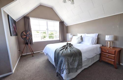 Hilltop House | 2mins to lakefront Family Retreat