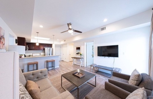Katy Condo | 2N|*Holiday Special* Bright & Comfy Home| Gated Condo| Charm in KAT|