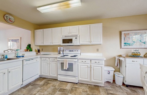 Ocean View House | 2nd-floor Bethany Bay condo with waterfront views & on-site golf/pool/tennis