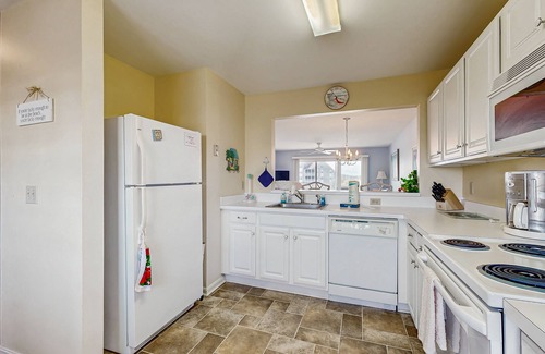 Ocean View House | 2nd-floor Bethany Bay condo with waterfront views & on-site golf/pool/tennis