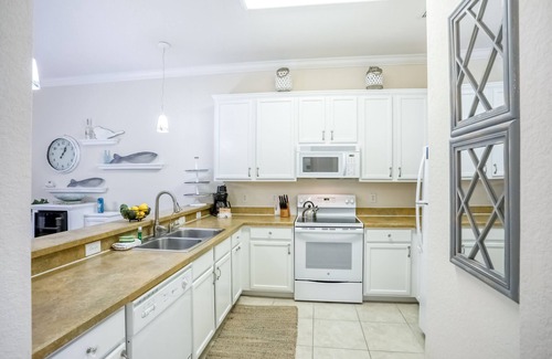 Bahama Bay Condo | 2nd floor condo with balcony, basketball court, near theme parks, & tennis court