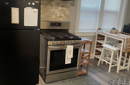 Downtown Buffalo Apartment | 2nd. Floor Cozy Buffalo Medical Corridor Apartment. Parking