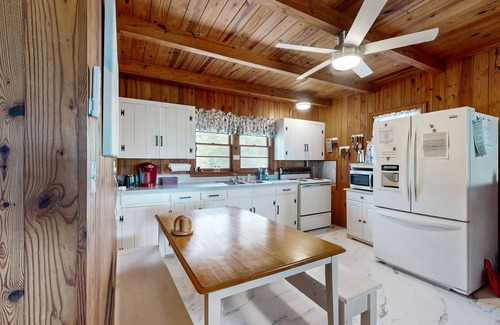 Crescent Beach House | 2nd-floor duplex with screened-in porch, W/D, close to beach & golf