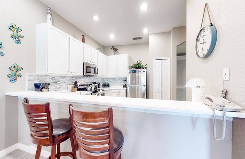Bahama Bay Condo | 2nd floor end condo near Disney w/balcony, sauna, shared pools, tennis court
