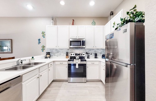 Bahama Bay Condo | 2nd floor end condo near Disney w/balcony, sauna, shared pools, tennis court