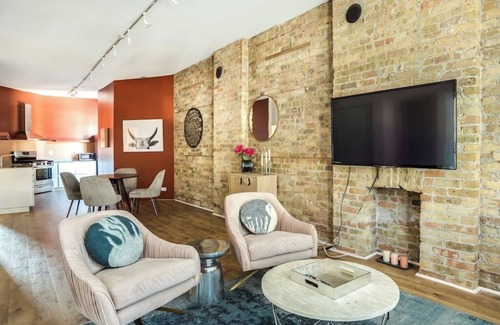 River North Apartment | 2nd Floor Flat in River North - 2N