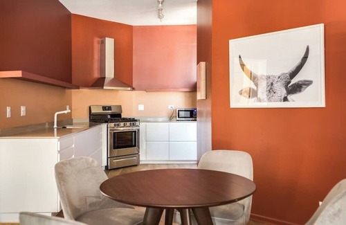 River North Apartment | 2nd Floor Flat in River North - 2N