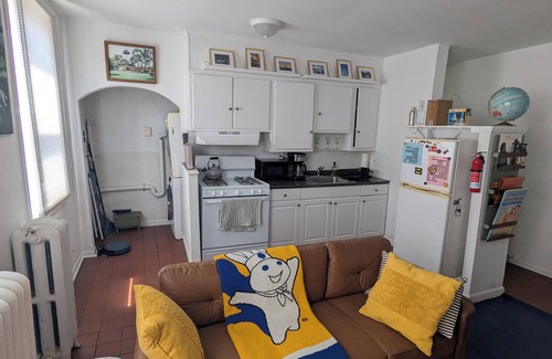 South Philadelphia Apartment | 2nd Floor South Philly Apartment w/a view of Stadiums. Quiet street w/parking!