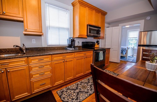 Historic District Apartment | 2nd floor Spacious Downtown Getaway- Across from US Naval Academy