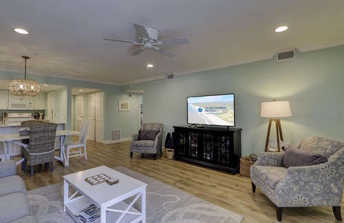 Harbour Town Villa | 2nd floor two bed villa- walk to shops, dining & playground in Harbourtown