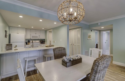 Harbour Town Villa | 2nd floor two bed villa- walk to shops, dining & playground in Harbourtown