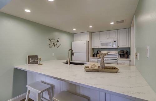 Harbour Town Villa | 2nd floor two bed villa- walk to shops, dining & playground in Harbourtown