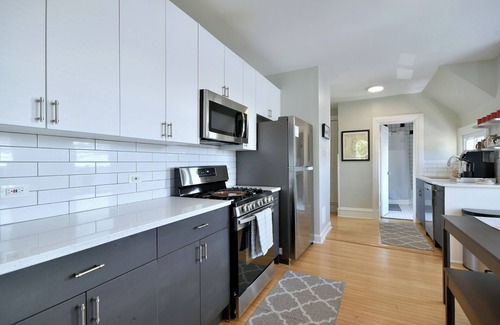 Oak Park Apartment | 2nd floor walk up 3 bedroom 1 bath with parking