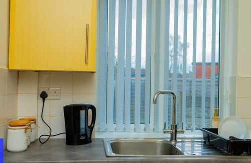 Cradley House | 2ndHomeStays - Dudley, Ideal for Contractors, Sleeps 12, Parking for 3 Vans