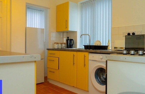 Cradley House | 2ndHomeStays - Dudley, Ideal for Contractors, Sleeps 12, Parking for 3 Vans