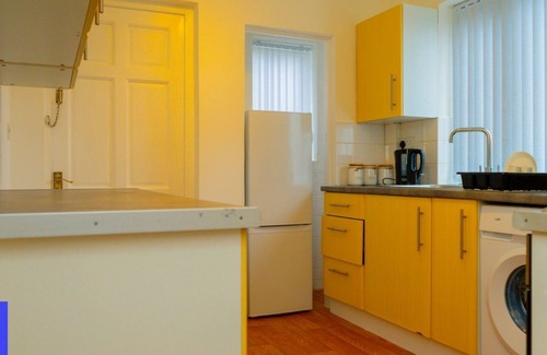 Cradley House | 2ndHomeStays - Dudley, Ideal for Contractors, Sleeps 12, Parking for 3 Vans