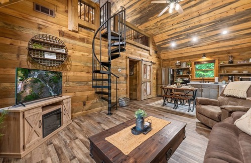 Blue Ridge Cabin | 2PM Check In! 5min drive to Downtown Blue Ridge! Hot Tub! Modern/Rustic Cabin!