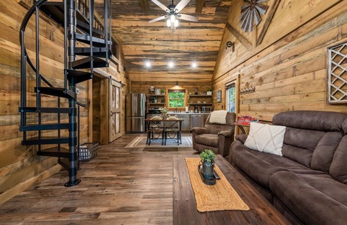 Blue Ridge Cabin | 2PM Check In! 5min drive to Downtown Blue Ridge! Hot Tub! Modern/Rustic Cabin!