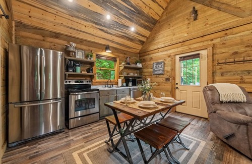 Blue Ridge Cabin | 2PM Check In! 5min drive to Downtown Blue Ridge! Hot Tub! Modern/Rustic Cabin!
