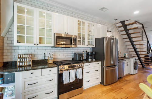 Bloomingdale House | 2x King Beds, 1x Trundle Bed, Fireplace, Private Backyard, Washer/Dryer