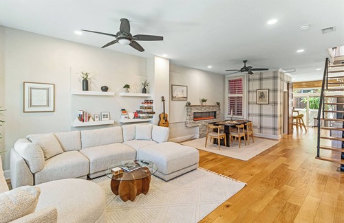 Bloomingdale House | 2x King Beds, 1x Trundle Bed, Fireplace, Private Backyard, Washer/Dryer