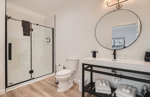 Idaho Springs Hotel | 2x King Room, A/C, Balcony, Mtn Boutique Motel