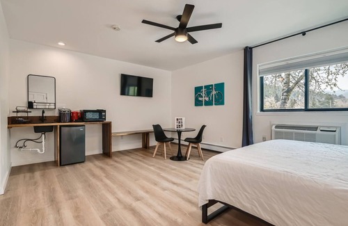 Idaho Springs Hotel | 2x King Room, A/C, Balcony, Mtn Boutique Motel