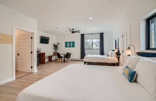 Idaho Springs Hotel | 2x King Room, A/C, Balcony, Mtn Boutique Motel