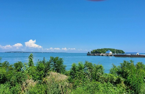 Marblehead House | 3,000 s.f. house with large balcony overlooking Lake Erie Harbor inlet