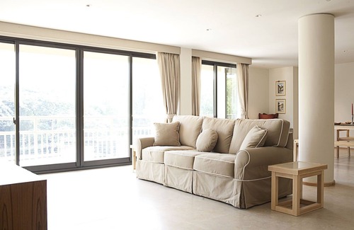 Ploenchit Apartment | 3 (+1) Bedrooms Luxurious Apartment Near Chitlom BTS