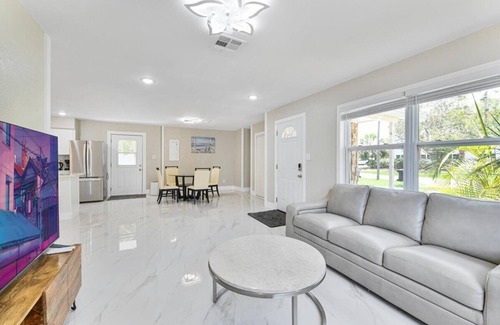 St. Petersburg - Clearwater House | 3/2 Cozy & Stylish Poolside Home