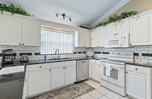 Del Mar House | 3/2 Designer in the Village of Del Mar near the Spanish Springs Towne Square