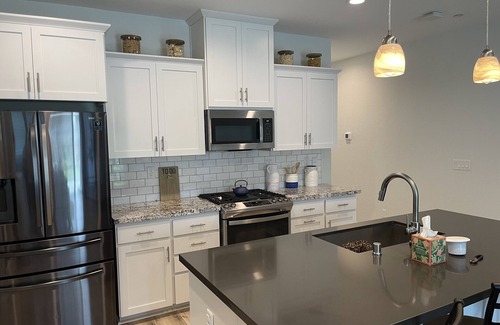 Lincoln House | 3/2 - Fully Furnished w/ Private Jacuzzi - Local Wineries, Breweries, Concerts