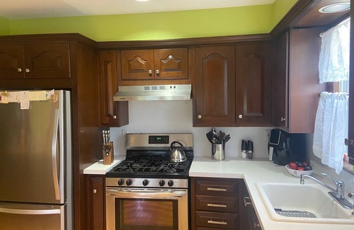 Emerson House | 3/2 house- WiFi, A/C & Parking. Steps from train/bus to NYC and MetLife stadium