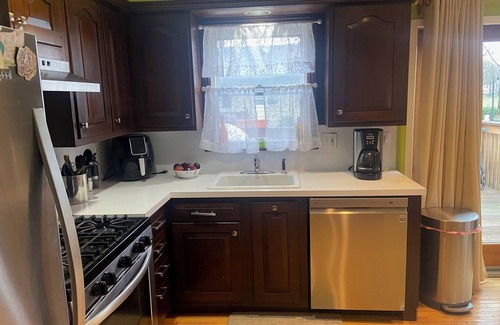 Emerson House | 3/2 house- WiFi, A/C & Parking. Steps from train/bus to NYC and MetLife stadium