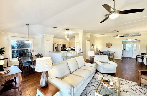 Woodbury House | 3/2 in The Village of Woodbury