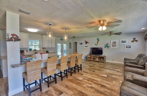 Crystal Shores House | 3/2 Waterfront-Heated Pool-Tiki Bar-Kayaks-close to springs-great neighborhood.