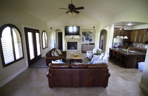Briggs Ranch Villa | 3/3 Luxury Home Near LACKLAND/SEA WORLD/ALAMO/Downtown and Golf Courses/