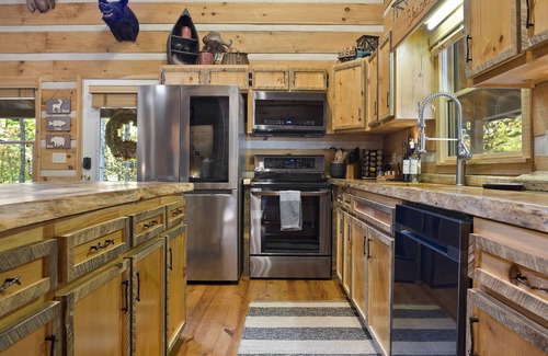 Dial Cabin | 3/3 Sleeps 8, HotTub, Game Room, Fire Pit! Putting Green! Unbeatable Location!