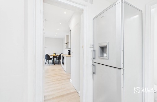 Gosport Apartment | 3-4 BR house | Home from home | front+rear parking