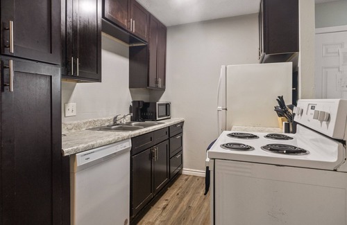 Central Arlington House | 3/4 mile to AT&T Stadium : Prime Location! Sleeps6