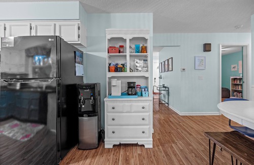 Coloma House | 3/4 Mile to the Beach - Breakfast Included - King Beds - Family Friendly
