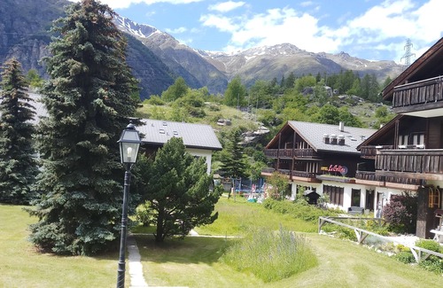 Graechen Apartment | 3.5 room apartment with south-facing balcony - 80 m² with a view of 4000, quiet area