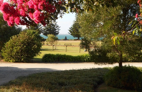 Naracoopa House | 3.5 star, King Island Accommodation, across Sea Elephant Bay. Naracoopa.