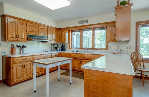 Henrico House | 3,500 sq ft MAIN LAKE - deep water, boat house, hot tub & beach!