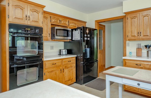 Henrico House | 3,500 sq ft MAIN LAKE - deep water, boat house, hot tub & beach!