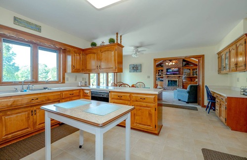 Henrico House | 3,500 sq ft MAIN LAKE - deep water, boat house, hot tub & beach!