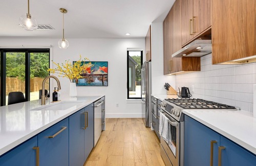 East MLK House | 3.7 Miles to UT Games, Home Theater, Grill