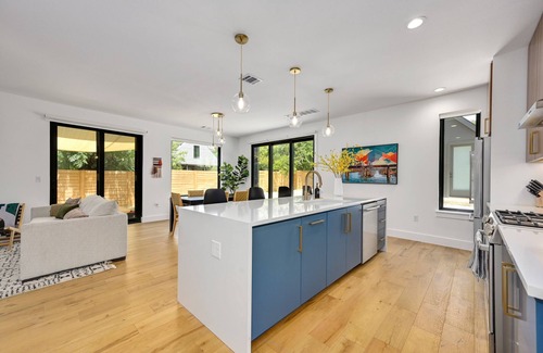 East MLK House | 3.7 Miles to UT Games, Home Theater, Grill