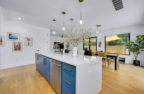 East MLK House | 3.7 Miles to UT Games, Home Theater, Grill